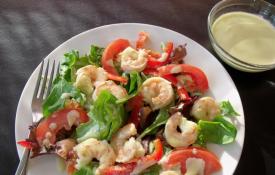 Диетический салат с креветками: рецепты с фото Салат с креветками зеленым яблоком