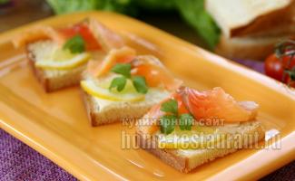 Sandwich dengan ikan merah dan lemon