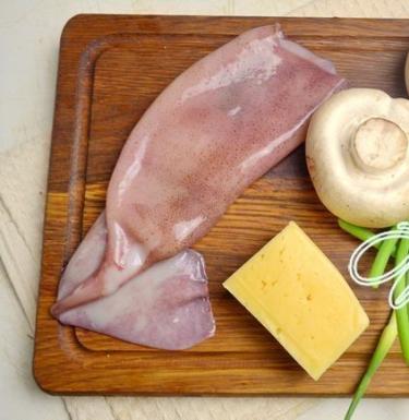 ปลาหมึกยัดไส้เห็ดและชีสในเตาอบ